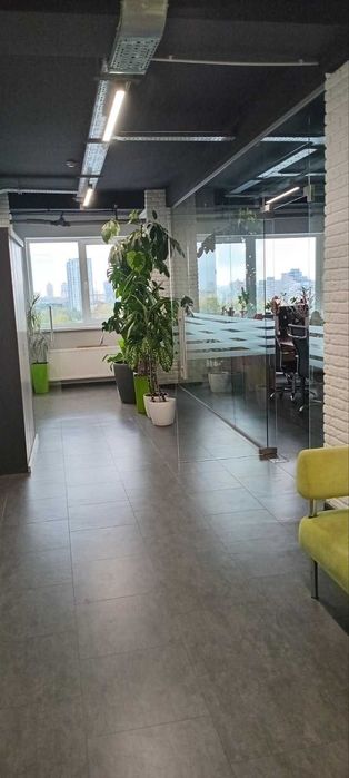 Оренда офісу 400 кв.м., 7 хв. від ст. Метро " Почайна", є укриття.
