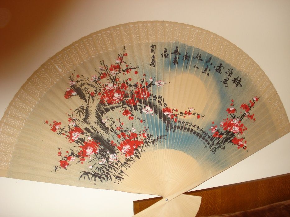 Веер розгортається на 1м 50 см висота 1 м.