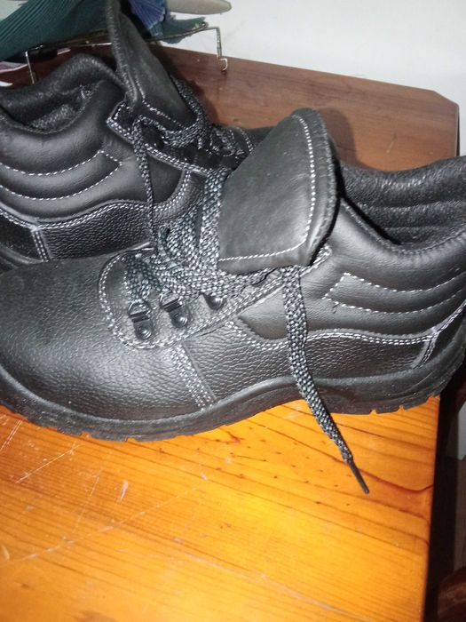 Botas trabalho ( 42 novas)