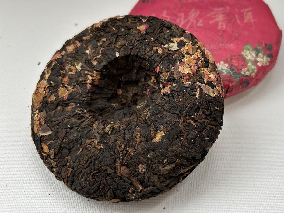 Китайський чай Шу Пуер з трояндою 100 грам чудово бадьорить