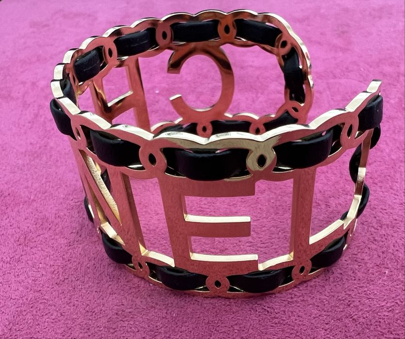 Escrava dourada com detalhes em polipele