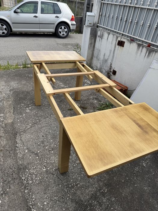 Mesa de jantar em madeira