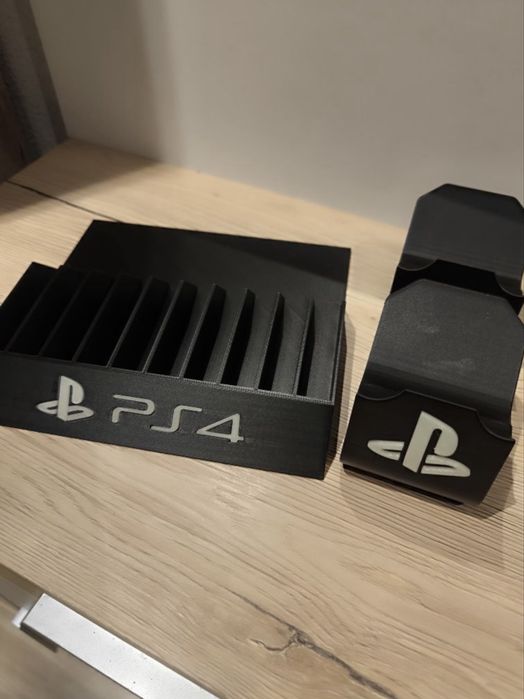 Stojak na gry i pady PlayStation napis fluorescencyjny