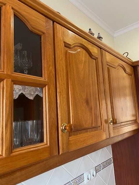 Cozinha de madeira em bom estado