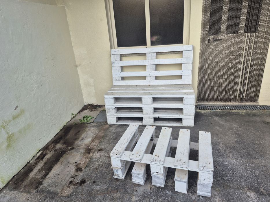 Esplanada em paletes, 1 banco e mesa