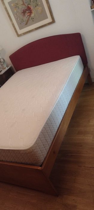 Cama de madeira com colchão ortopédico