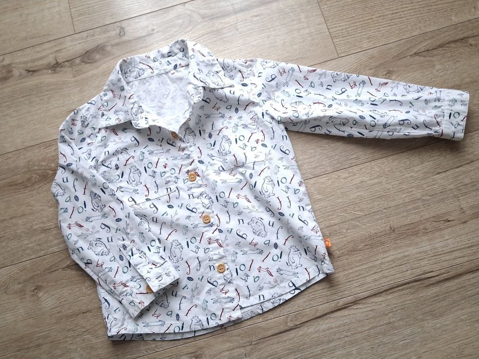 Koszula biała z kołnierzem i wzorami