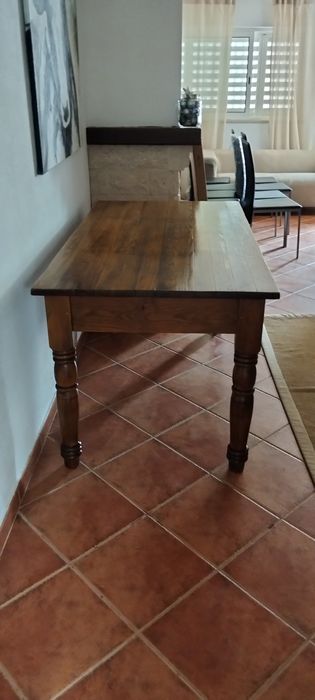 Secretária ou mesa de jantar.