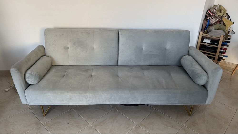 Sofá‑cama azul – precisa de arranjo.