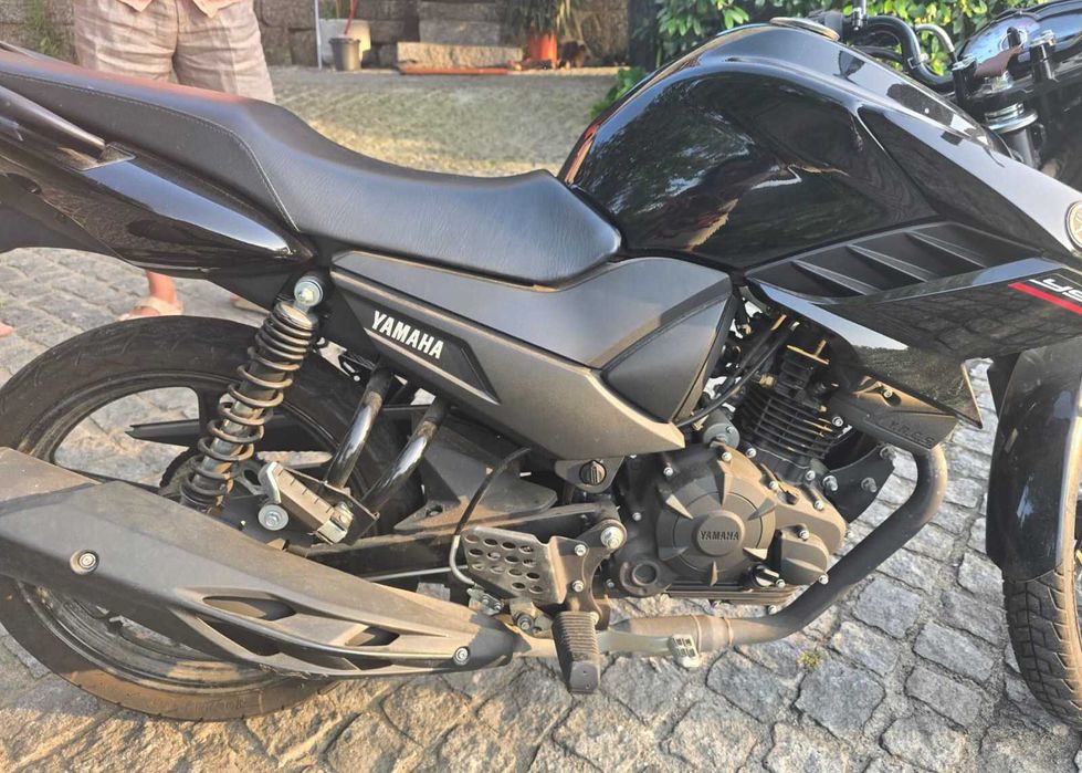 Yamaha 125 preta