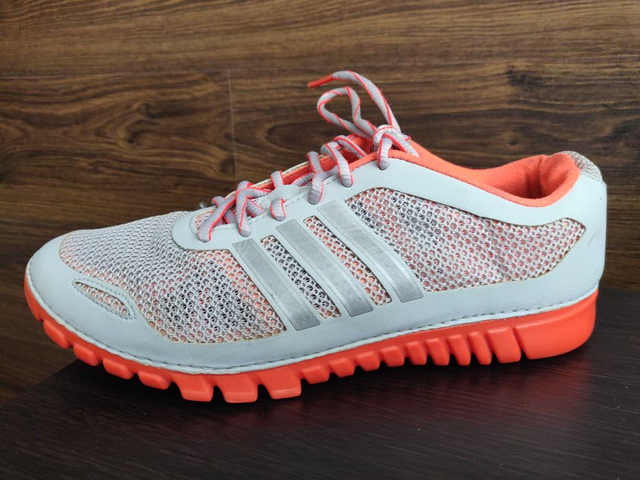 Adidas training  яркие кроссовки р .40,5 стелька 25,5 см. серые