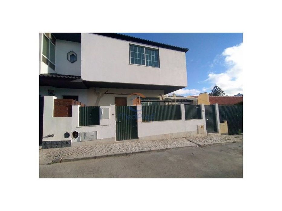 Moradia T3+3 remodelada em Madorna