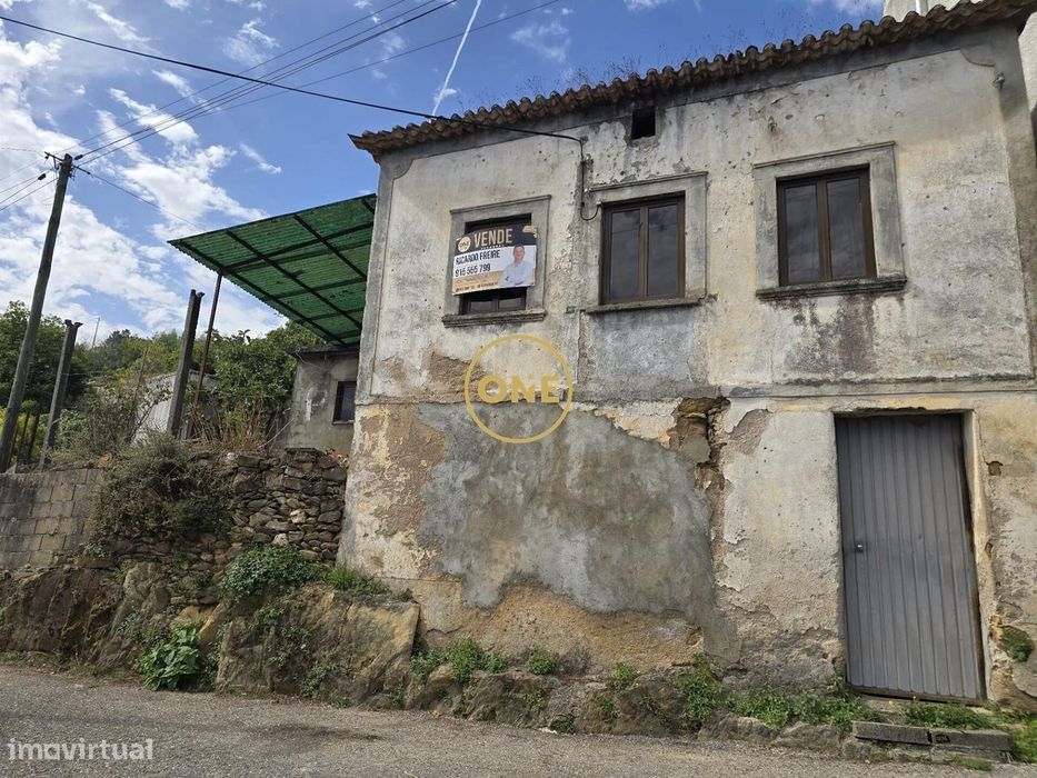 Moradia T3 isolada em ruínas para recuperar – Vista deslumbrante da