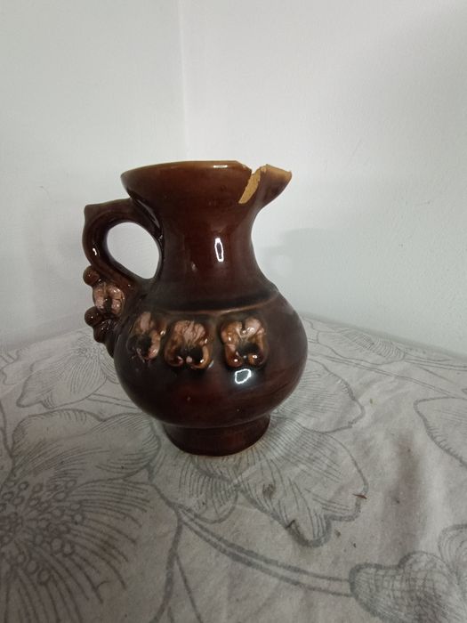 Ceramiczny wazonik z uchwytem