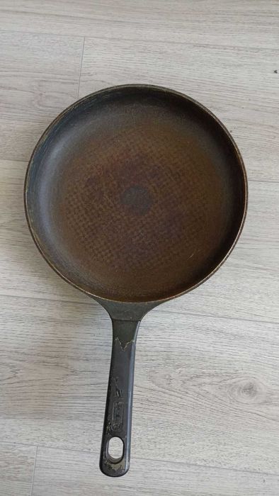 Продам сковородку TEFAL Ф28 см б/у, немного загрязнённая.