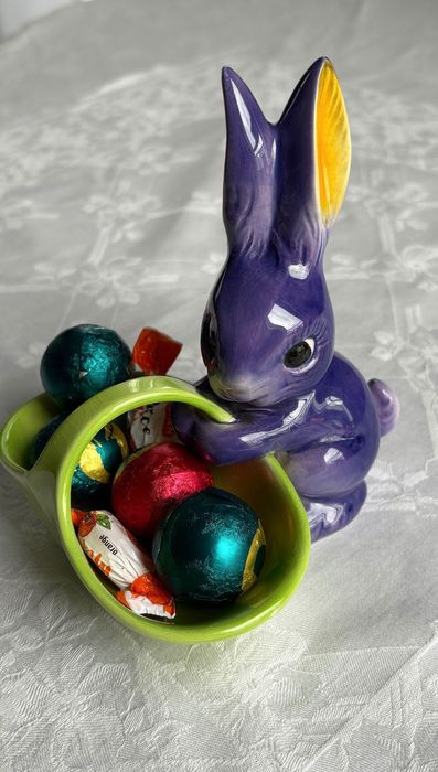 Figurka Goebel zając królik z koszykiem bunny