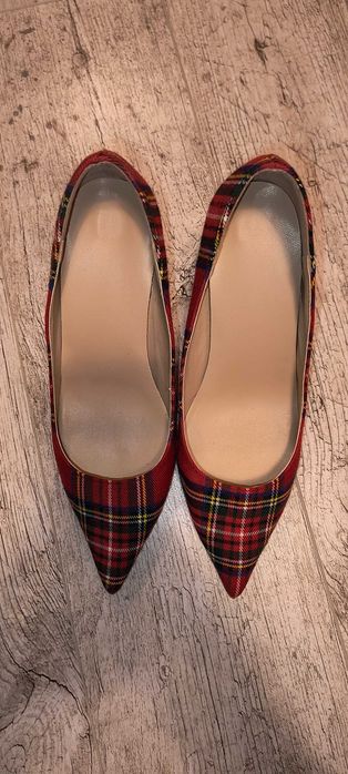 Buty, szpilki, czerwone w kratkę