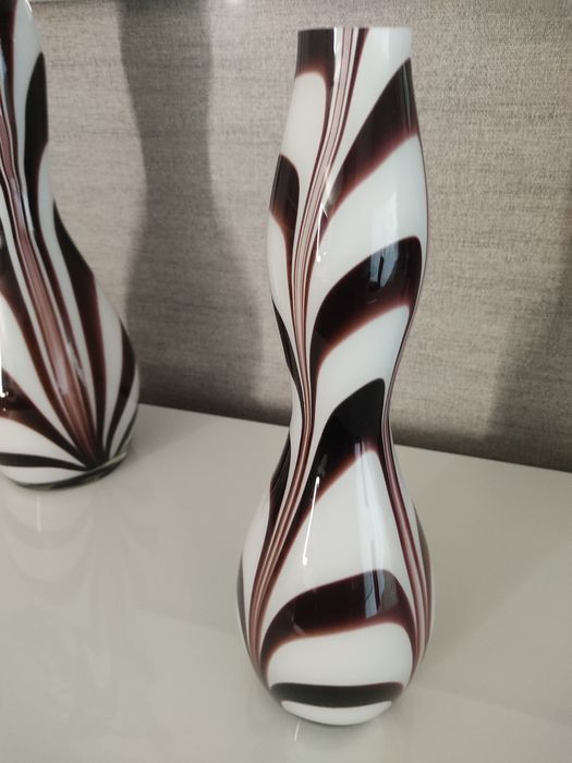 Jarras de decoração branco com beringela escuro