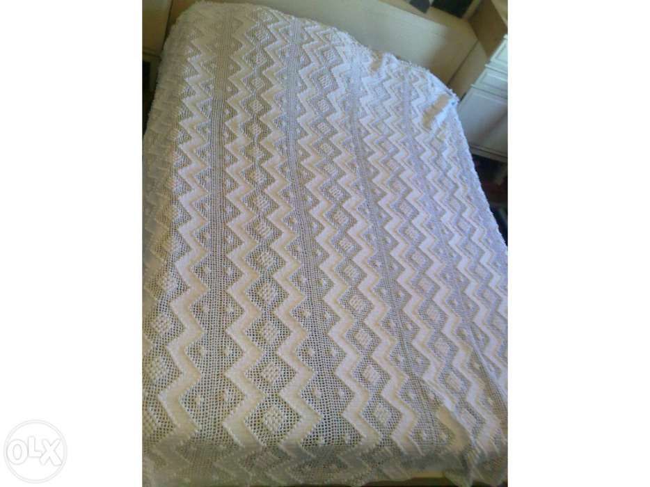 Colcha bordada a mao