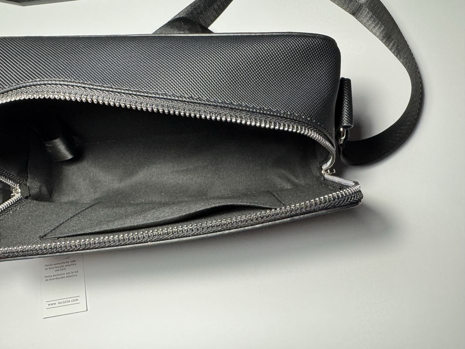 Сумка Lacoste.