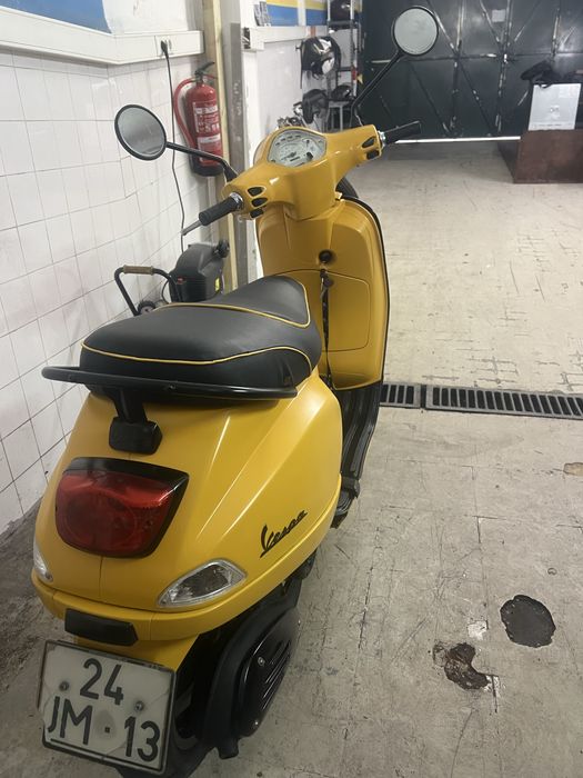 Vespa lx 125 yellow