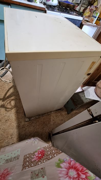 Пральна машинка Whirlpool працює