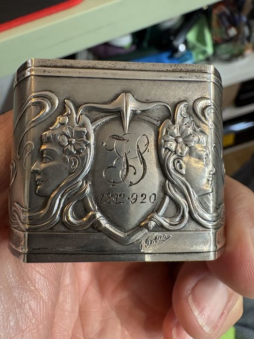 Lote de Prata Antiga: Anel Art Nouveau (França) + Chávena Imperial (Rússia)
