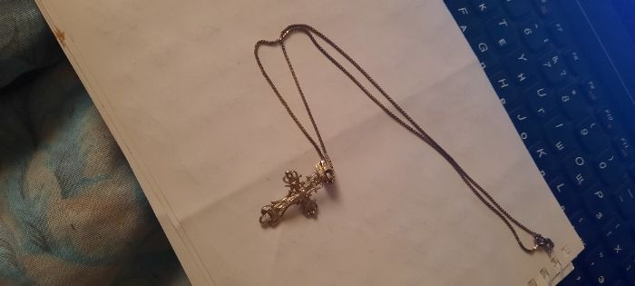 Крестик серебряный с цепочкой.