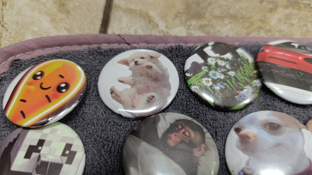 Делаем значки под заказ.