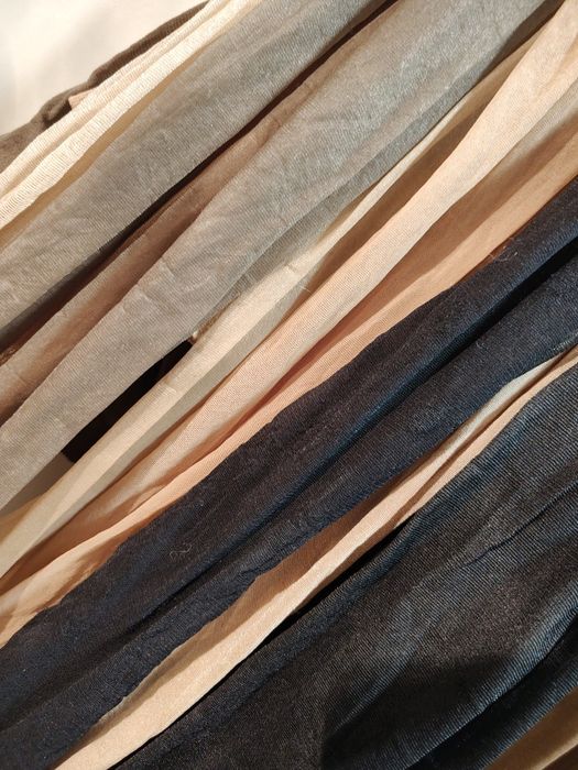 Rajstopy damskie cienkie błyszczące używane i nowe. Cieliste i czarne