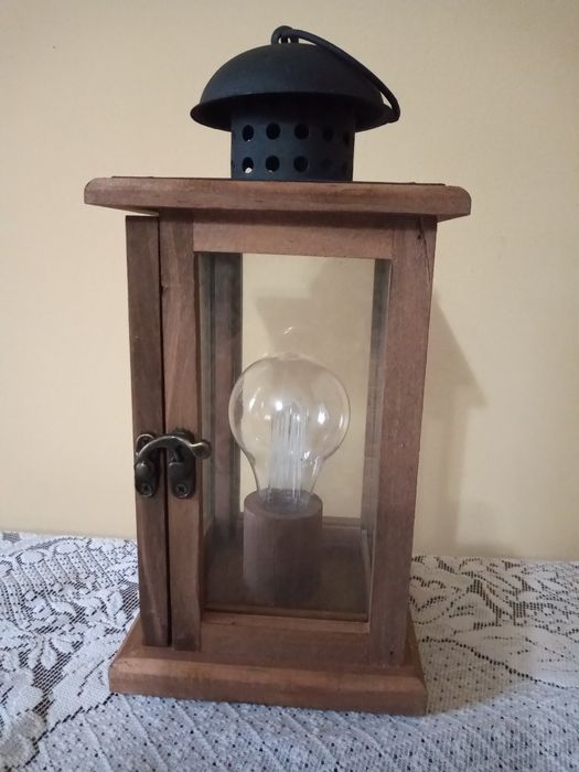 Latarnia z drewna.