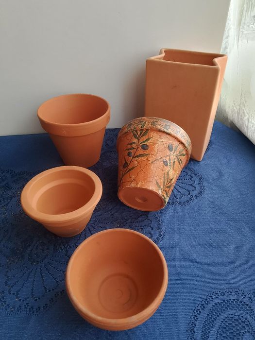 Gliniane doniczki plus wazon