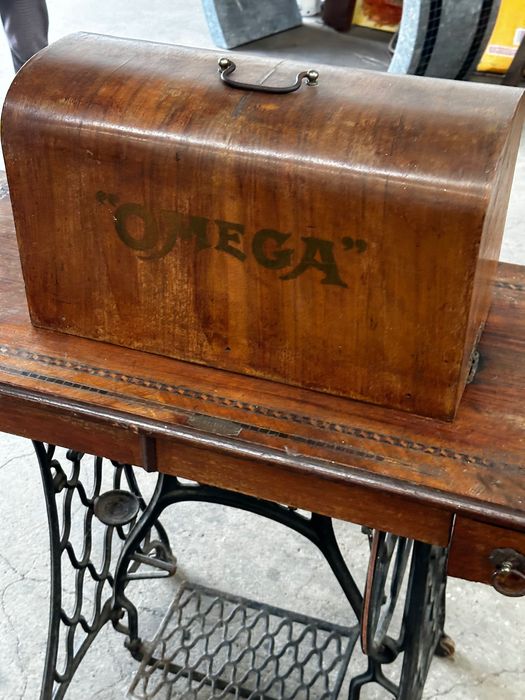 Antiga Máquina de Costura Omega / Merritt