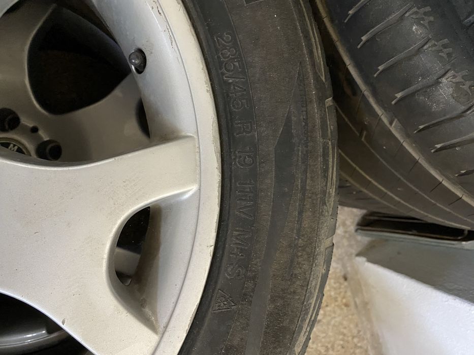 Vendo 2 conjuntos de jantes BMW originais com pneus.