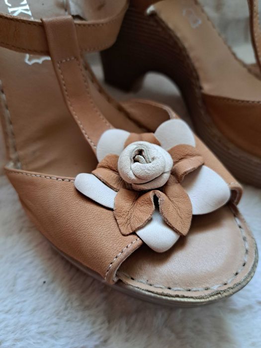 Lasocki piękne beżowe sandały 40 z kwiatkiem