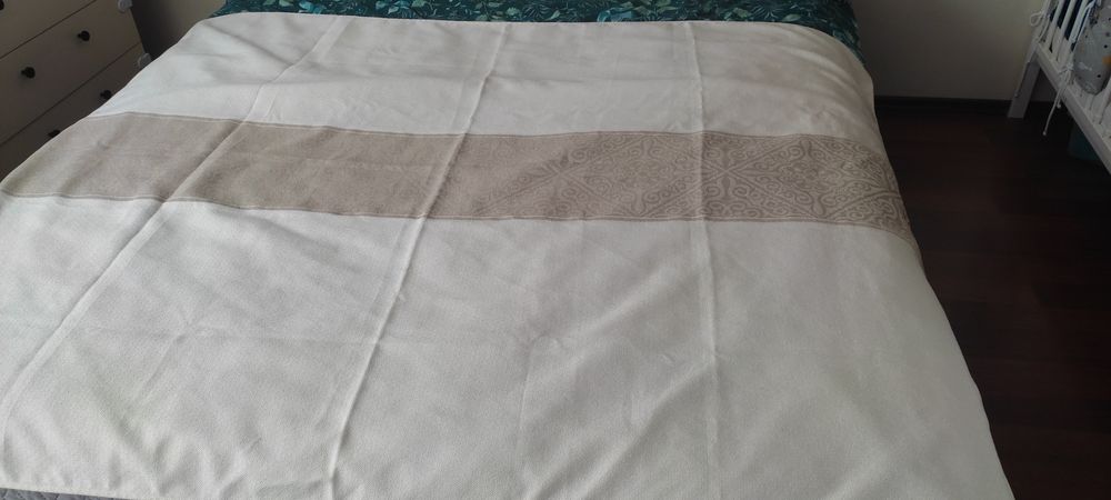 Kremowy obrus ze zdobieniem