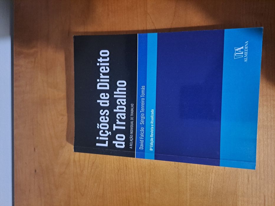 Livros de direito e Dicionário de espanhol