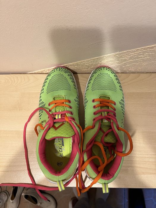 Kolorowe adidasy Basecamp Recall Foam Cushioning – rozmiar 39