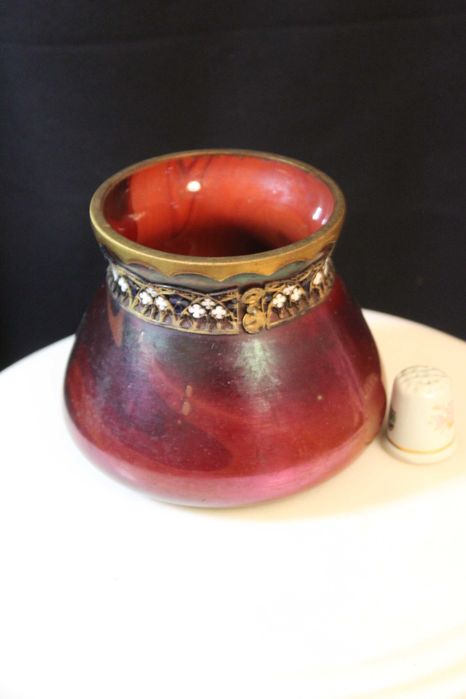 Vaso de vidro iridescente vintage com cinto de metal dourado