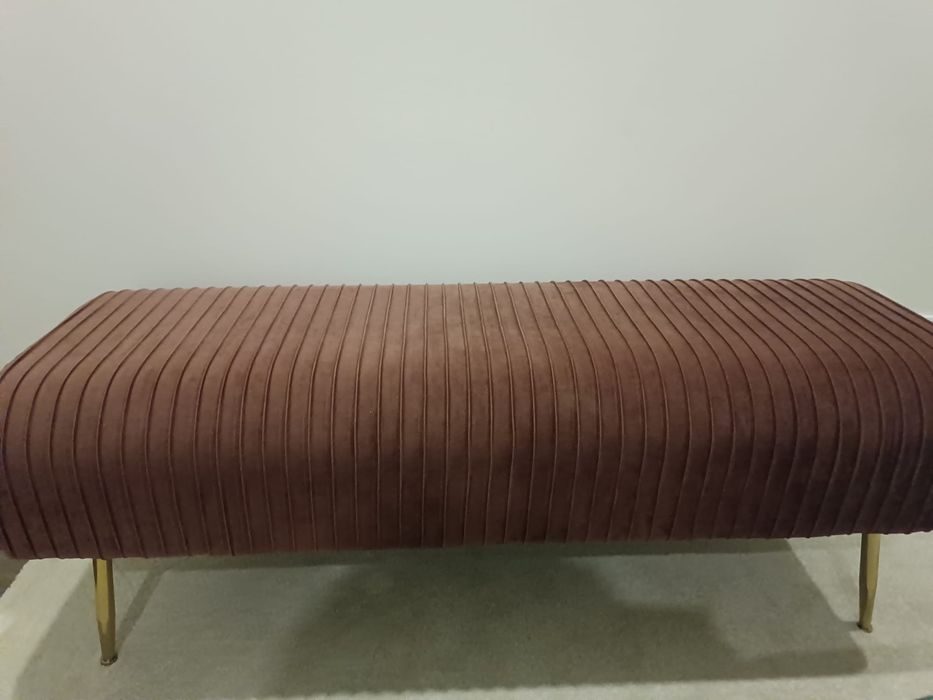Banqueta  com pés em dourado