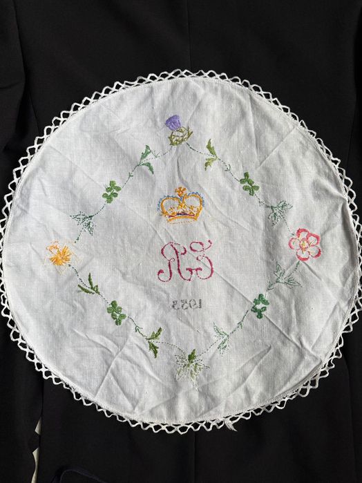 Серветка кругла вінтаж коронація  Єлизавети 2 1953 рік вишивка