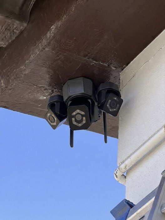 Câmera Wi-Fi com 3 lentes - Monitoramente de 3 áreas ao mesmo tempo - Deteção de movimentos e alarme - Notificações pela app