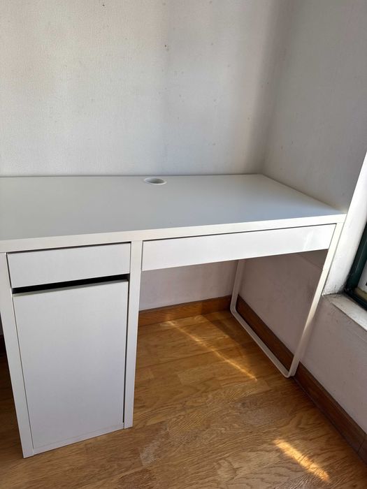 Secretária e cadeira