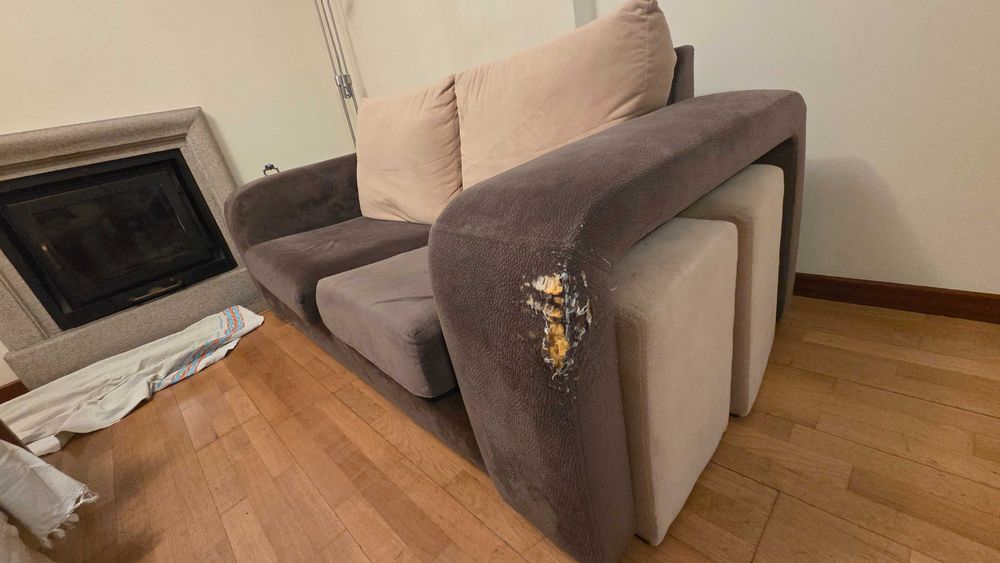 Vendo sofá usado, com 1,90 x 0,90m. Possui dois pequenos bancos integrados. Juntamente vai também um puff, com 0,65x0,90m
