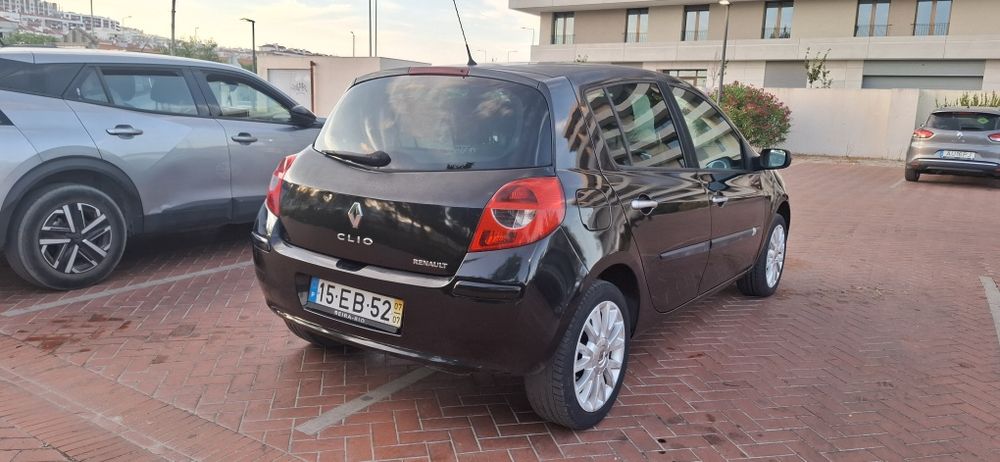 Renault  clio 1.2513198473516175362