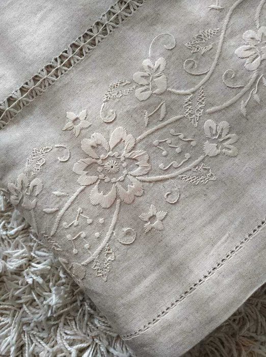 Toalha em linho e bordados da lixa  feitos a mão.