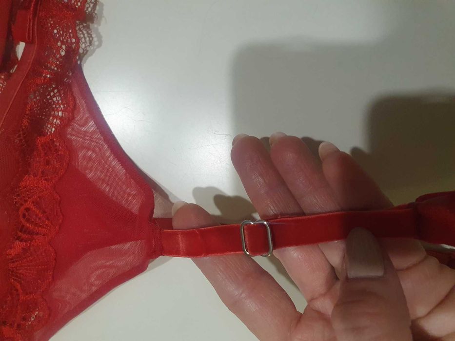 Червоний пояс для панчіх від Triumpph