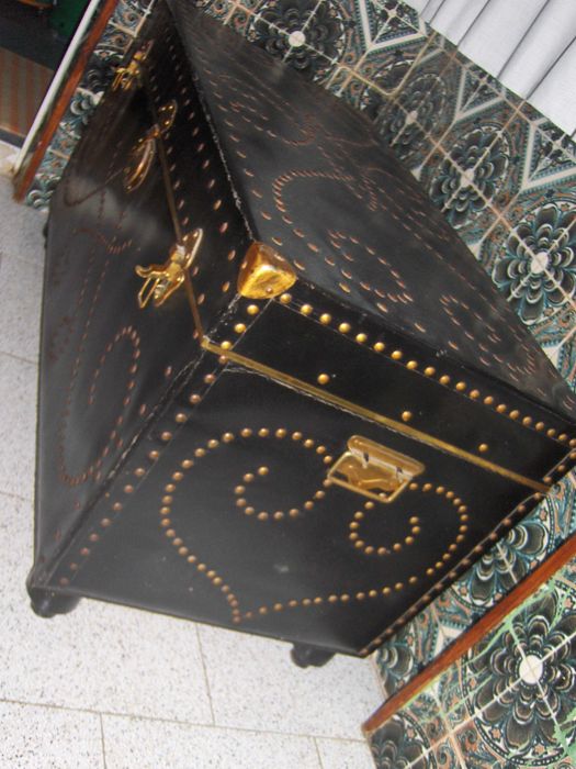 Mala antiga de arrumação em madeira, forrada a napa preta