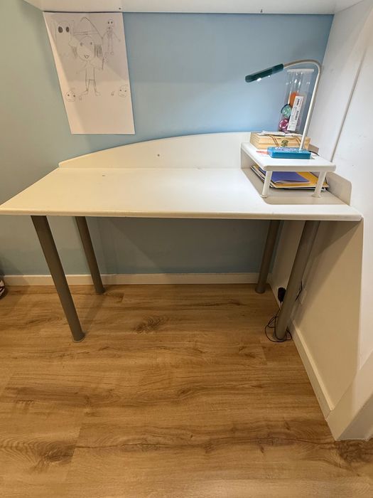 Cama individual e dupla, escrivaninha e cadeira. Conjunto prático e funcional para o quarto.