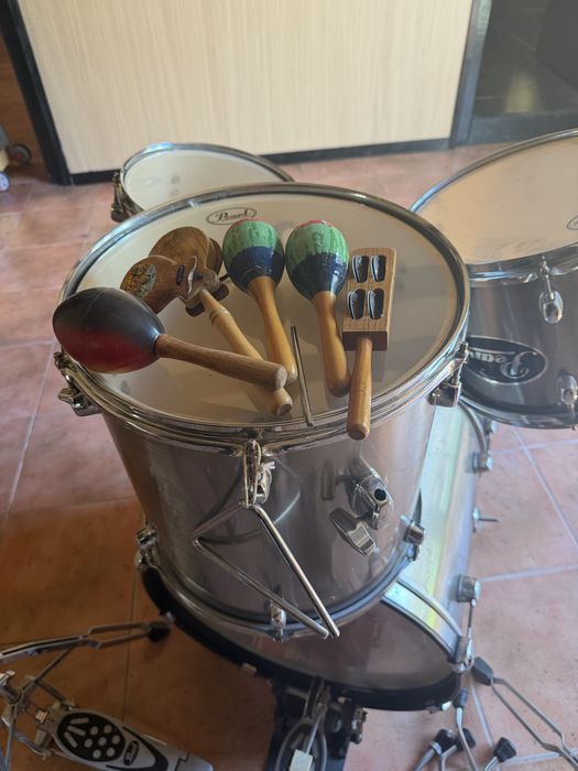 Bateria Acústica Pearl Forum Series 5 peças + Pratos CX-200 + Hardware